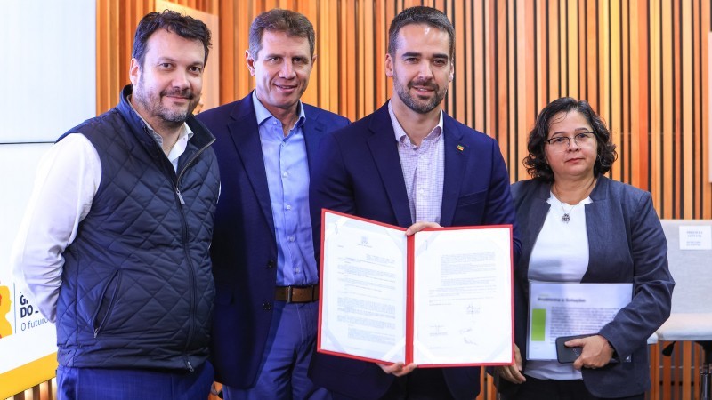 Artur Lemos, Ernani Polo, Eduardo Leite e Pricilla Santana celebraram a assinatura no Palácio Piratini 