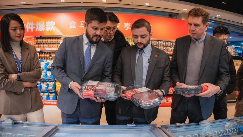 Comitiva conferiu, em um mercado chinês, a carne do Rio Grande do Sul