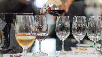 Foto de cálices de vinho sendo servidos