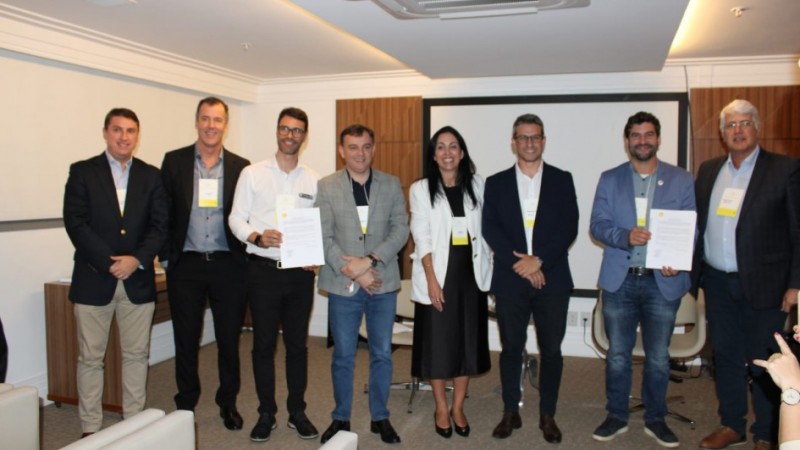 Grupo de pessoas de p&eacute;, posando para a foto