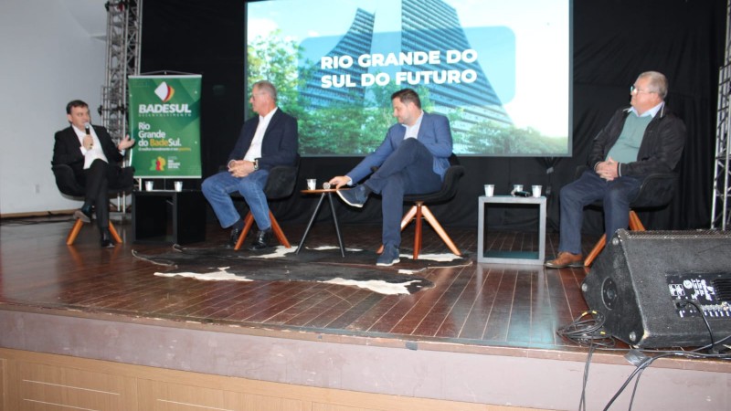 Quatro homens brancos em um palco