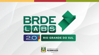 Card institucional com fundo cinza claro e formas geom&eacute;tricas abstratas em tons de cinza. No centro da imagem est&aacute; a identidade visual do programa BRDE Labs 2.0 Rio Grande do Sul. O nome &ldquo;BRDE&rdquo; aparece em letras verdes mai&uacute;sculas, seguido da palavra &ldquo;LABS&rdquo; em blocos verdes com cantos arredondados. Ao lado, h&aacute; um elemento gr&aacute;fico geom&eacute;trico em verde formado por dobraduras estilizadas.

Abaixo, uma faixa azul exibe o texto &ldquo;2.0&rdquo;, acompanhada de detalhes nas cores verde, vermelha e amarela. Ao lado, uma faixa verde cont&eacute;m a inscri&ccedil;&atilde;o &ldquo;RIO GRANDE DO SUL&rdquo; em letras brancas.

Na parte superior do card h&aacute; uma barra horizontal dividida nas cores amarelo, vermelho e verde. Na parte inferior aparece o bras&atilde;o do Estado e a assinatura institucional do Governo do Estado do Rio Grande do Sul e da Secretaria de Desenvolvimento Econ&ocirc;mico. N&atilde;o h&aacute; pessoas na imagem.