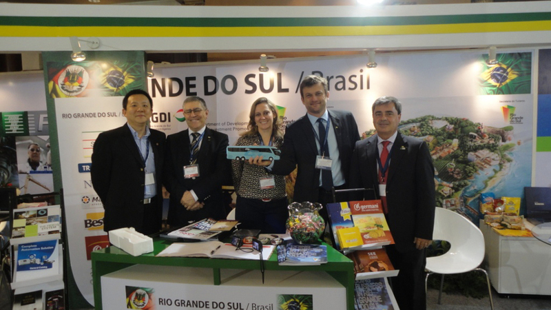 2012070916030504-wang-chong-marcopolo-getulio-fonsena-simecs-marcus-coester-e-daniela-eckert-agdi-aderbal-lima-fiergs-2.jpg