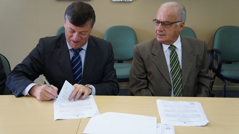 20140321144858assinatura-fundopem-rogerio-de-antoni-esquerda-e-secretario-mauro-knijnik-credito-karen-viscardi-3.jpg